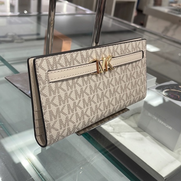 MICHAEL KORS
Reed Large Snap Signature Wallet
35S3G6RE3B
Light Cream Multi
NWT - Picture 14 of 16